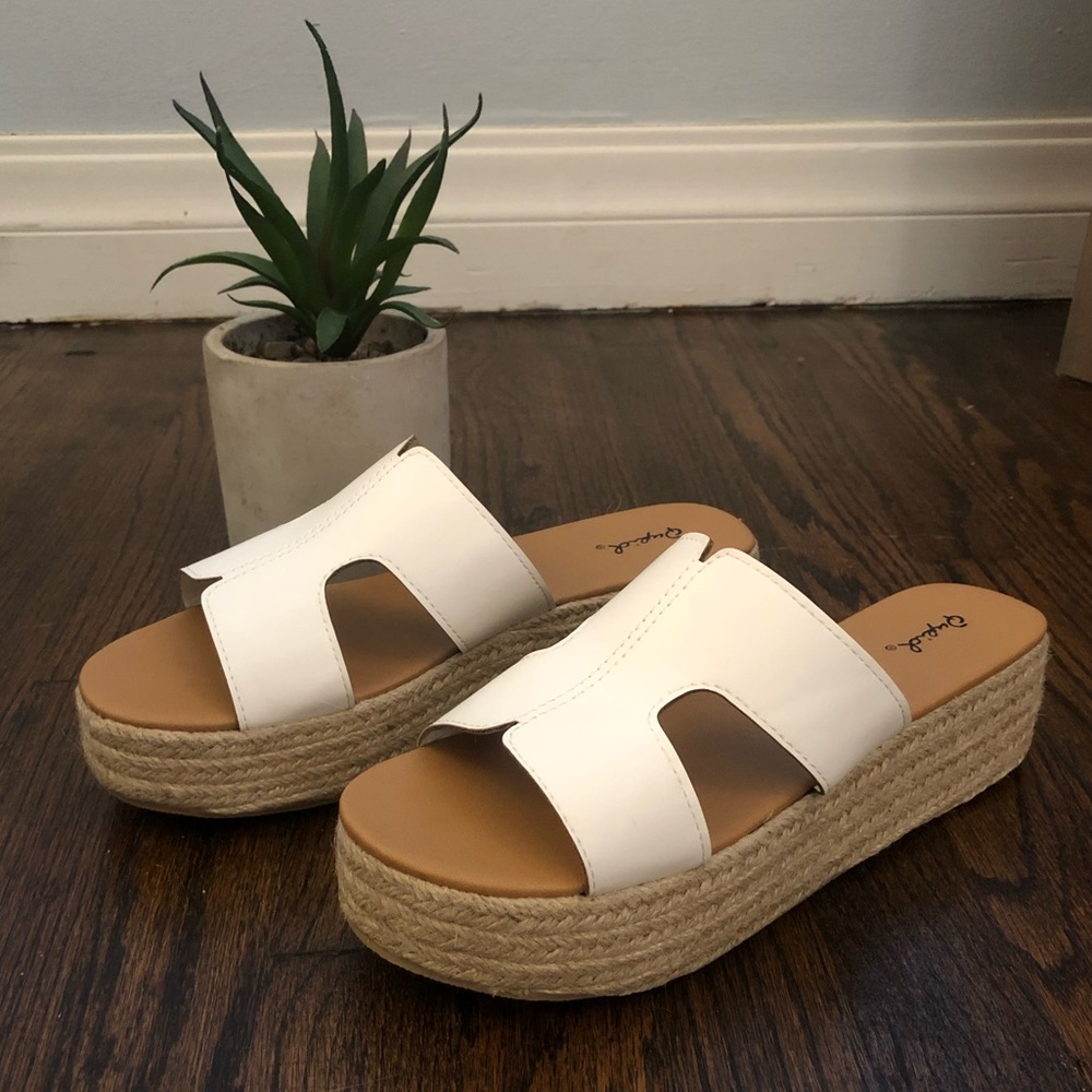 NWT Qupid Beachie Platform Sandals in White